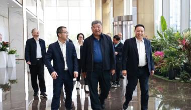 Сунь Шаохуа, віце-президент Китайської федерації благодійності, відвідує Тункун для проведення досліджень